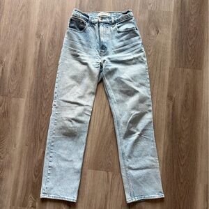 Abercrombie & Fitch The 90s Straight Ultra High Rise Light Wash Jeans
